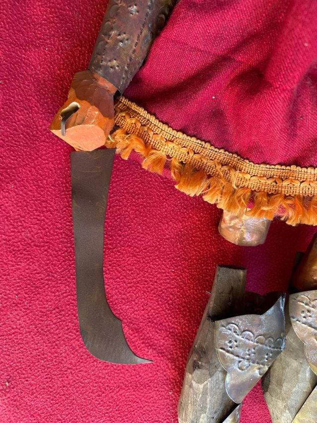 Guerrero cobre, tela y madera