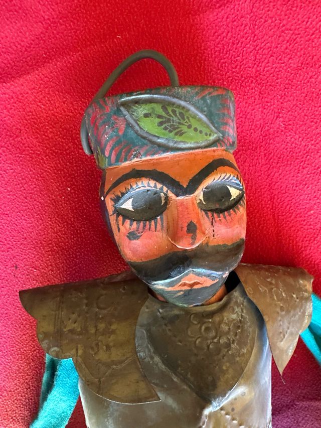 Guerrero cobre, tela y madera