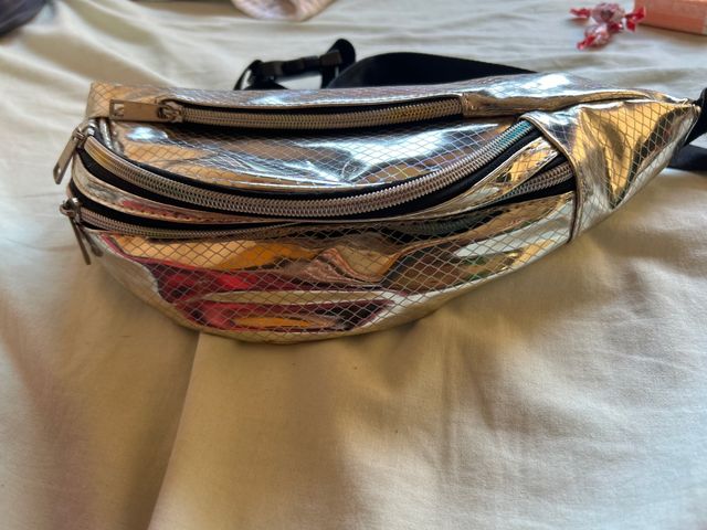 Riñonera plateada con múltiples bolsillos