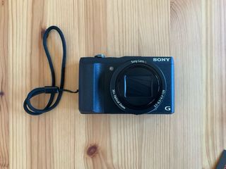Cámara de fotos digital Sony DSC-HX60 + Funda Hama