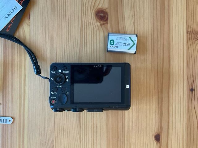 Cámara de fotos digital Sony DSC-HX60 + Funda Hama