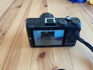 Cámara de fotos digital Sony DSC-HX60 + Funda Hama