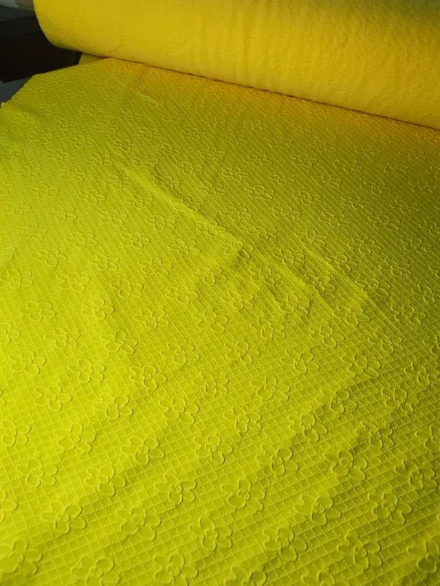 Tejido licra por metros amarillo con flores