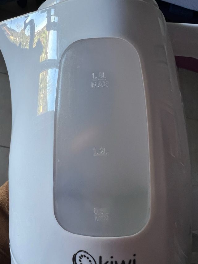 Hervidor de agua blanco Kiwi