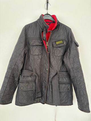 Chaqueta Barbour acolchada negra y roja