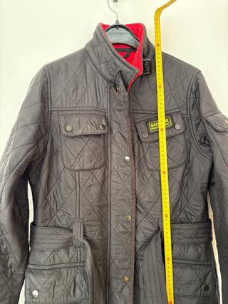 Chaqueta Barbour acolchada negra y roja