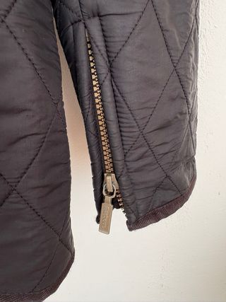 Chaqueta Barbour acolchada negra y roja