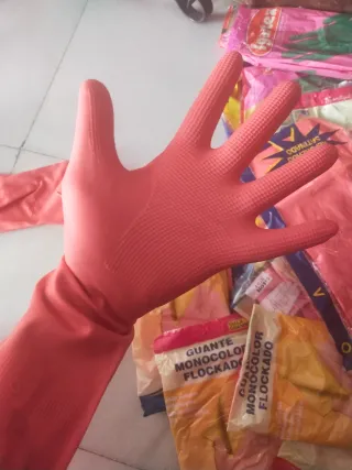 Guantes de látex rojos rosas. Y verdes 