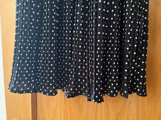 Falda plisada negra lunares blancos, talla 38
