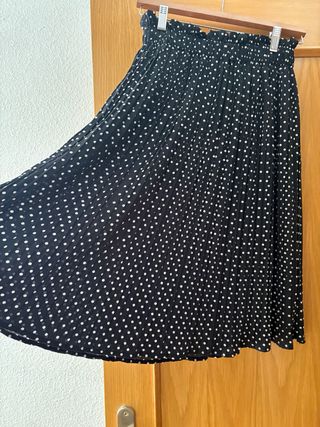 Falda plisada negra lunares blancos, talla 38