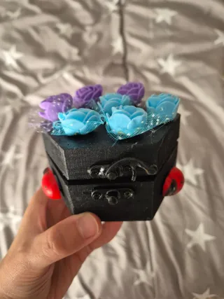 Joyero negro con rosas azules y moradas