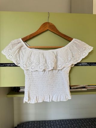 Maglia bianca spalle scoperte ricamata