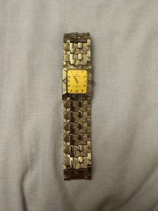 Reloj de estilo clásico con acabado oro 18K look 