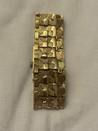 Reloj de estilo clásico con acabado oro 18K look 
