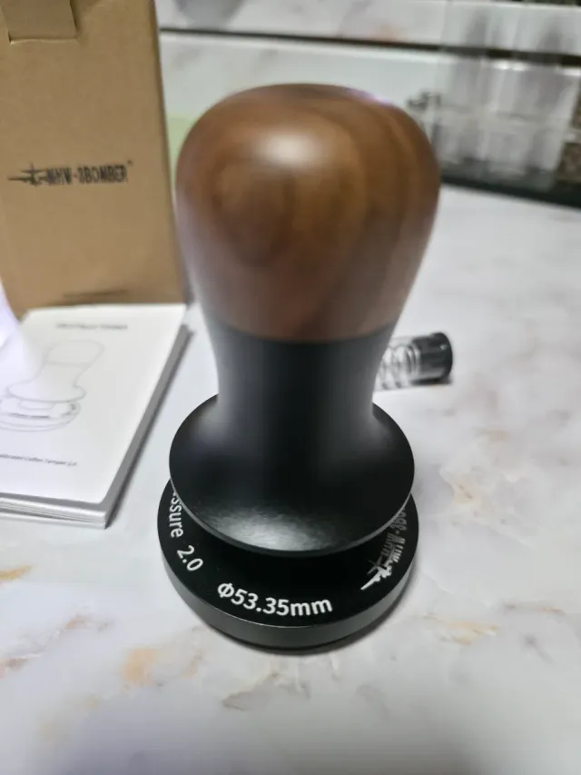Prensador o tamper de café.