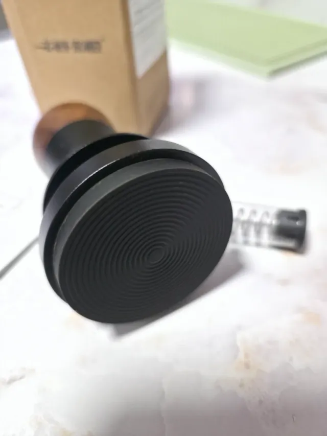 Prensador o tamper de café.