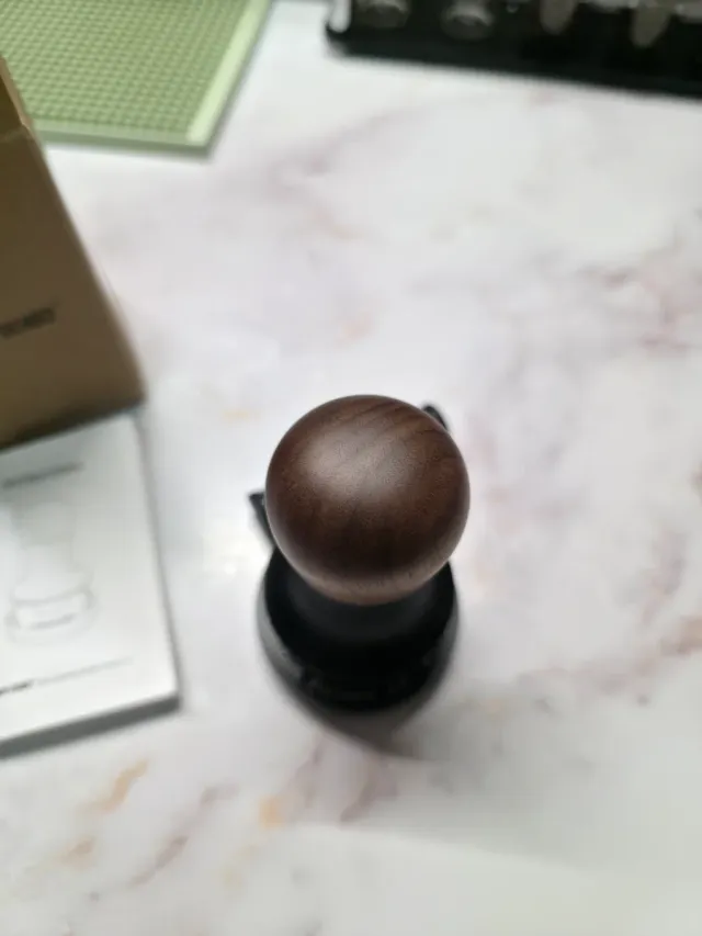 Prensador o tamper de café.