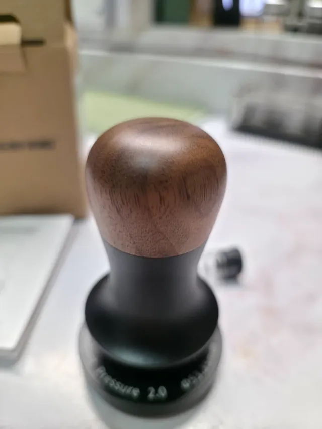 Prensador o tamper de café.