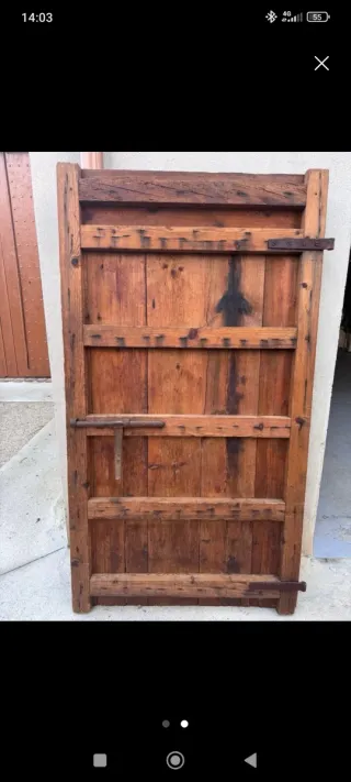 Puerta de madera rústica antigua