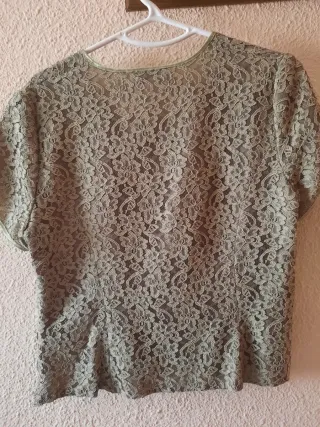 Blusa de encaje verde y beige
