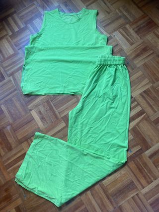 Conjunto verde de camiseta y pantalón