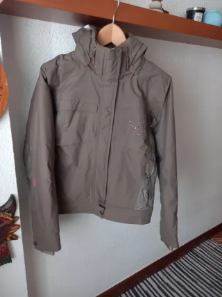 Chaqueta Helly Hansen marrón y rosa