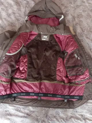 Chaqueta Helly Hansen marrón y rosa