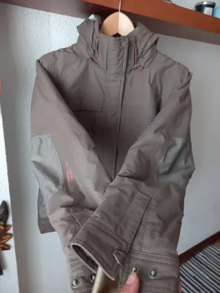 Chaqueta Helly Hansen marrón y rosa