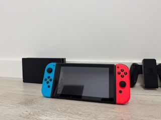 Nintendo Switch blu e rosso