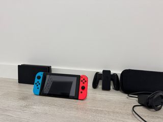 Nintendo Switch blu e rosso