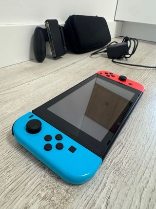 Nintendo Switch blu e rosso