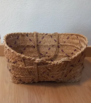 CESTA DE ESPARTO ARTESANAL CON DETALLES MORADOS