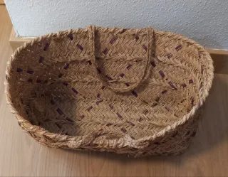 CESTA DE ESPARTO ARTESANAL CON DETALLES MORADOS