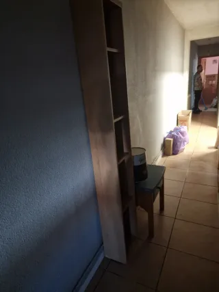 Estantería de madera estrecha