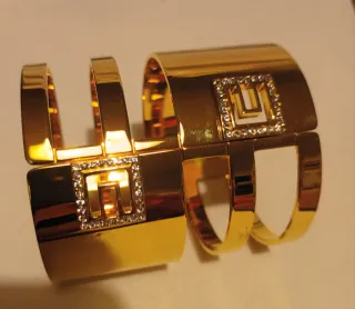 Bracciale rigido dorato con cristalli
