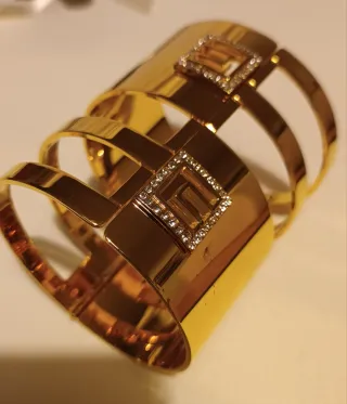 Bracciale rigido dorato con cristalli