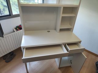 Escritorio blanco con estantería