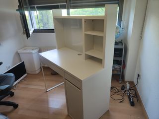 Escritorio blanco con estantería