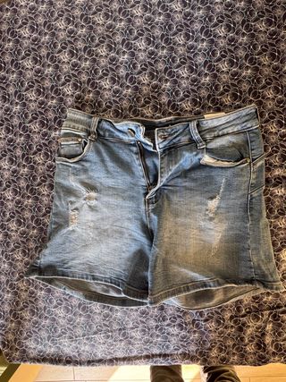 Pantaloncini di jeans strappati