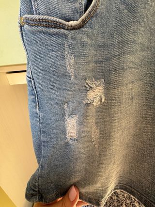 Pantaloncini di jeans strappati