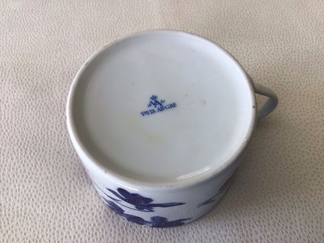 Taza de porcelana Vista Alegre con flores
