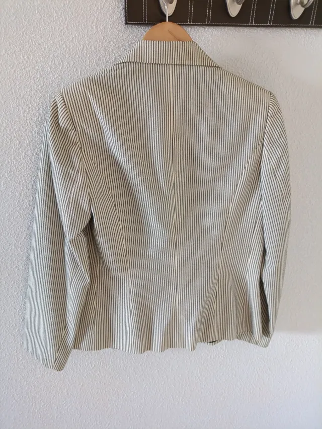 Blazer de rayas grises y blancas
