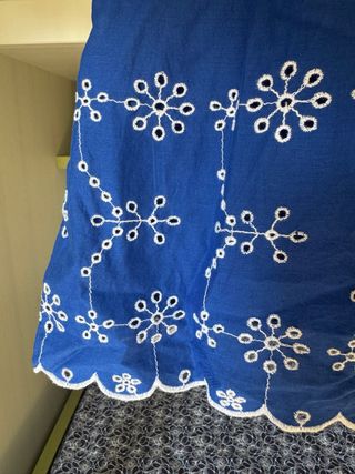 Gonna estiva blu con ricami bianchi