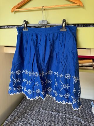 Gonna estiva blu con ricami bianchi