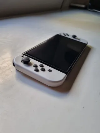 Nintendo Switch OLED + 2 giochi