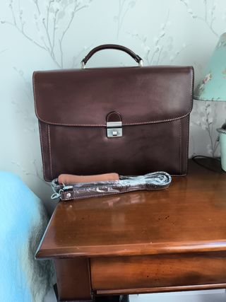 Maletín o cartera de piel marrón.