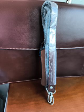 Maletín o cartera de piel marrón.