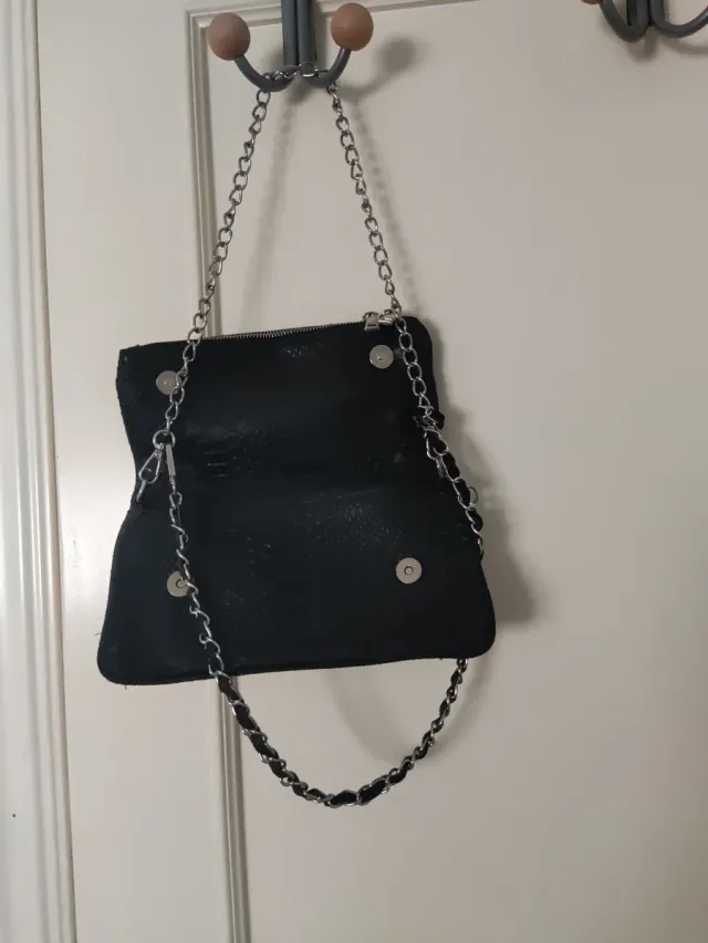 Bolso pequeño negro con cadena