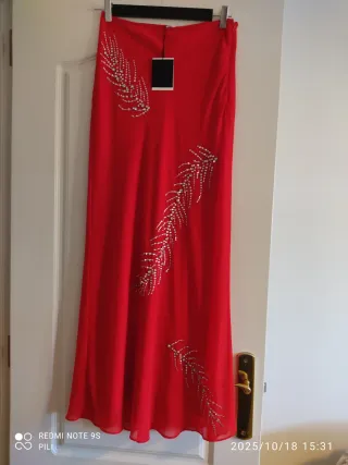 Falda Larga Zara Roja Talla S con etiqueta