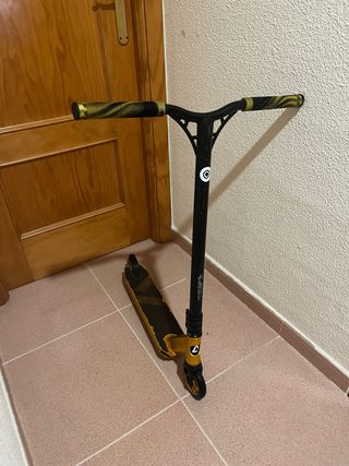 Patin de Skate Negro y Dorado ALBOTT